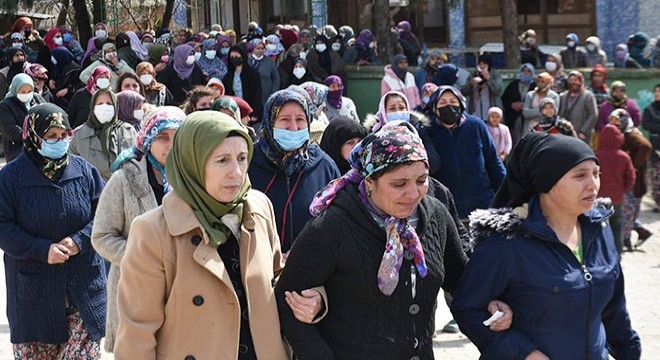 Öldürülen aynı aileden 4 kişi gözyaşlarıyla toprağa verildi