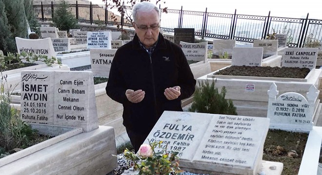 Öldürülen kızının yaş gününü, mezarı başında kutladı