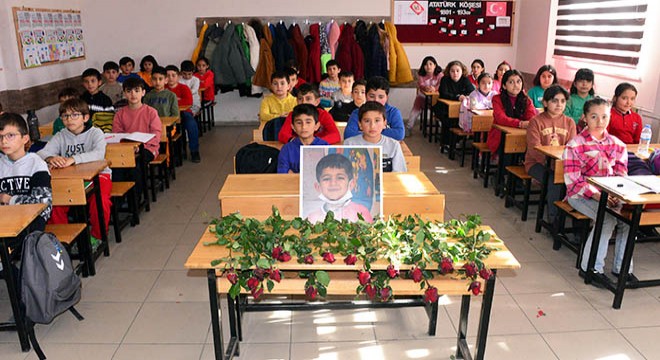 Ölen Muhammed'in arkadaşları sırasını güllerle donattı