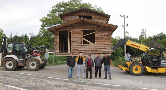 Ölen arkadaşları anısına ahşap evi 7 kilometre taşıdılar