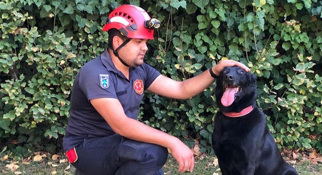 Ölen babasının yerine can kurtarmaya devam ediyor