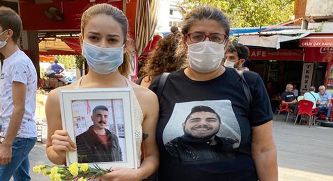 Ölen kardeşinin doğum gününde çiçek ve çikolata dağıttı