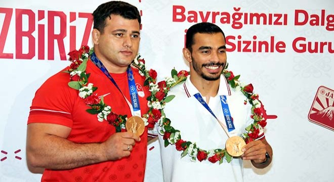 Olimpiyat 3 üncüleri Rıza Kayaalp ve Ferhat Arıcan yurda döndü