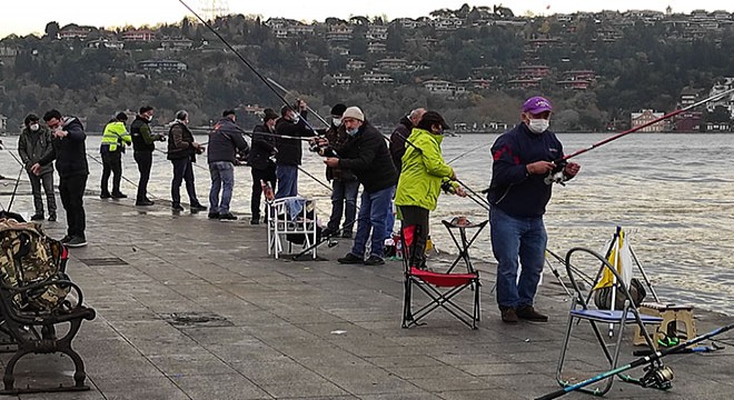 Olta balıkçıları sosyal mesafeyi umursamadı