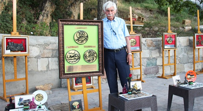Oltu taşı tozlarından hediyelik eşya ve biblo yaptı