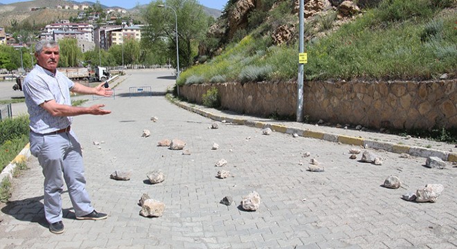 Oltu Kalesinden uçan taşlar tehlike saçıyor