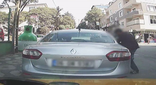 Araç sahibi inince çantayı saniyeler içinde böyle çaldı