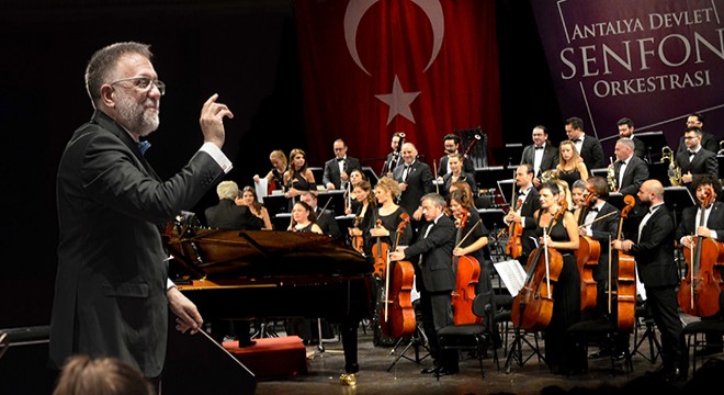 Onay, piyanosuyla büyüleyecek