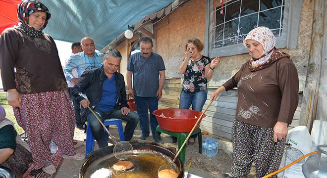 Önce pişi yaptı sonra kitabını imzaladı