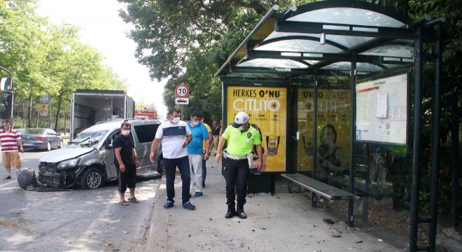 Önce ağaca ardından otobüs durağına çarptı