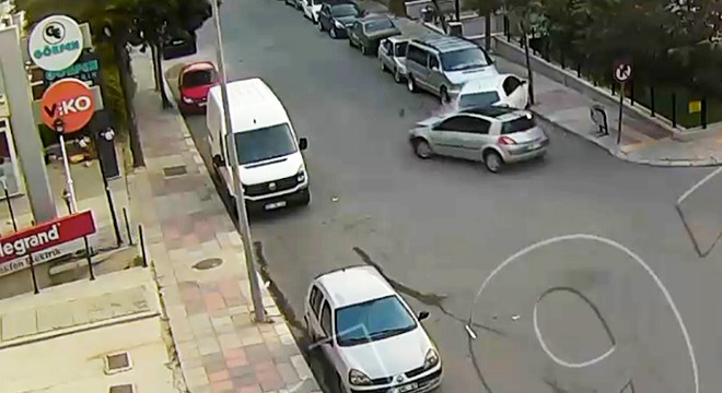 Önce park halindeki otomobile sonra kaldırıma çarptı