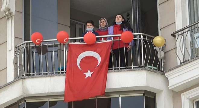 Onlarca çocuk evlerinin penceresinde 23 Nisan'ı kutladı
