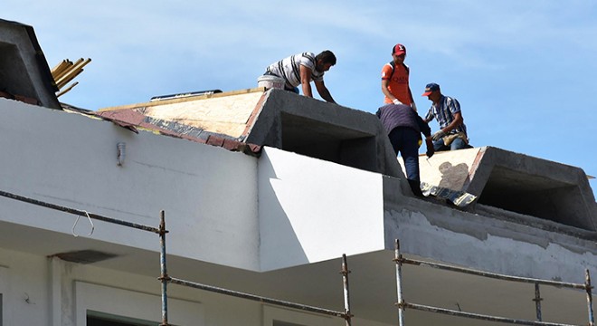 Önlem almadan sıva yapan işçiler yürekleri ağza getirdi