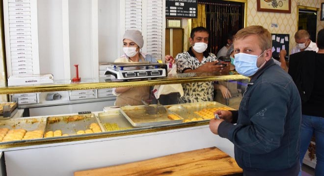 Önünde kuyruk oluşan tatlıcıya ceza