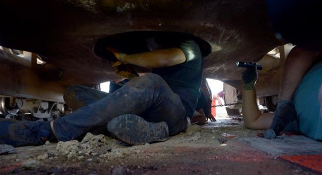 Operatör kabinine gizlenmiş 51 kilo 366 gram esrarı ‘Uzi’ buldu