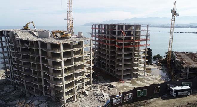 Ordu'da, 17 katlı binaların yıkımı sürüyor