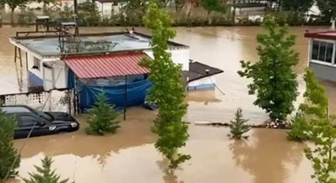 Ordu da dere taştı; 2 iş yerini ve 10 evi su bastı