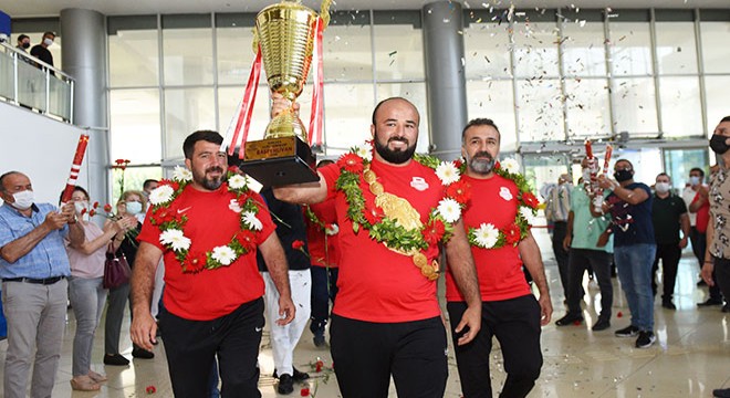Orhan Okulu, altın kemeriyle evine geldi