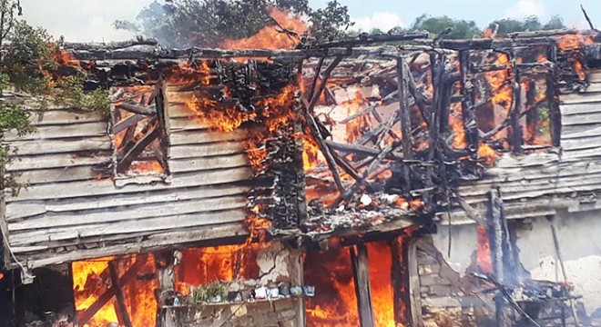 Ormana çalışmaya giden ailenin evi yandı