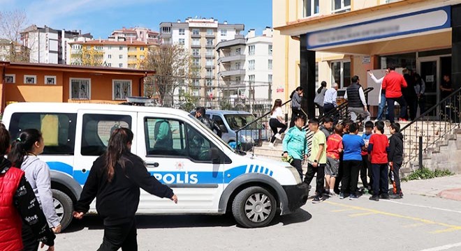 Ortaokul öğrencisi, okulda arkadaşını bıçakladı