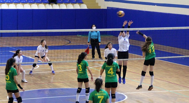 Ortaokullar arası voleybol turnuvası devam ediyor