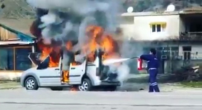 Osmaniye'de, hafif ticari araç alev alev yandı