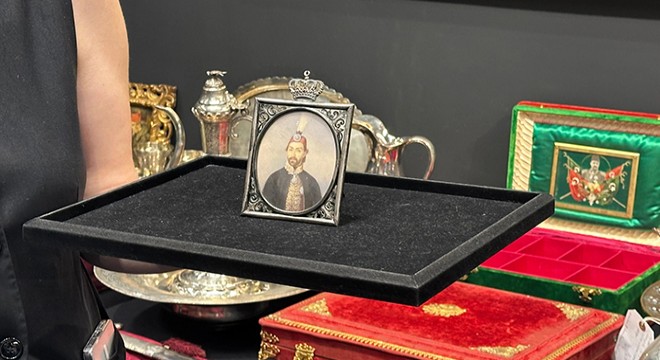 Osmanlı hanedanına ait 150 eser açık artırmada satıldı