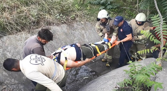 Ot biçerken su kanalına düşen işçi yaralandı