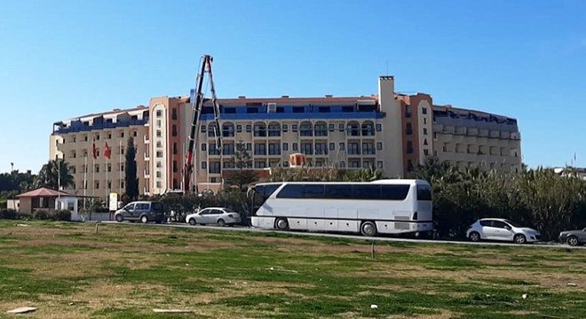 Otel tadilatında çatıdan düşen işçi öldü