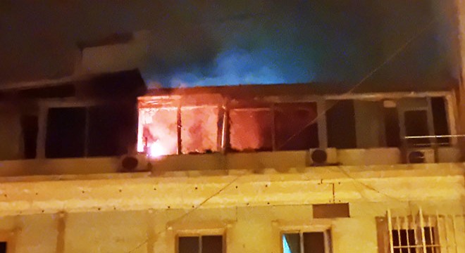 Otelin terasında çıkan yangın, hasara neden oldu