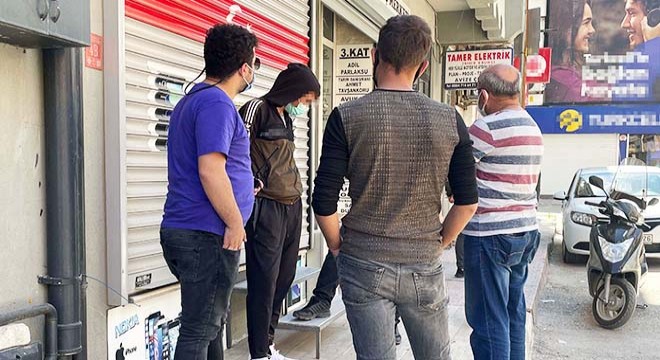 Otelinden hırsızlık yapanı sokakta yakalayıp, polise teslim etti