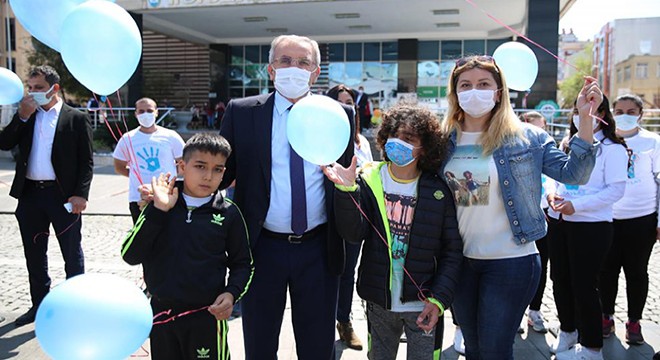 Otizm Farkındalık Günü'nde balon uçurdular