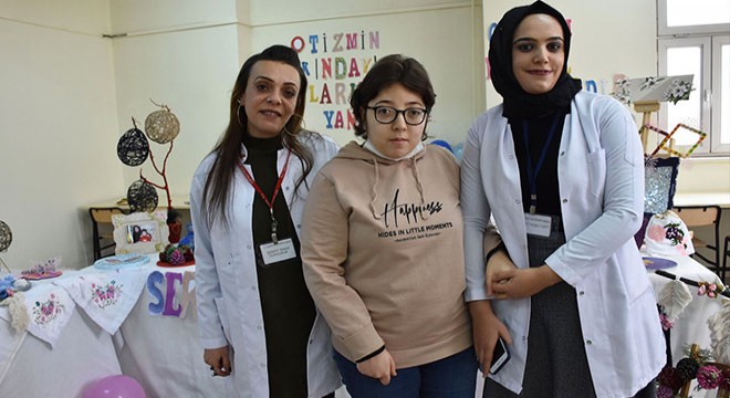 Otizmli Hilal Nur, ilk kişisel sergisini açtı