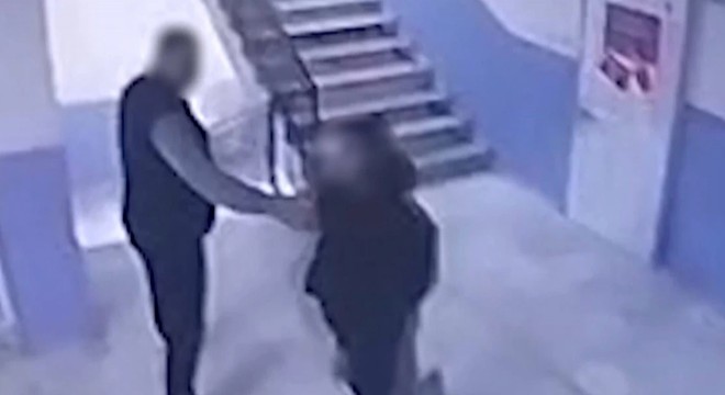 Otizmli öğrencisini merdivenlerden itti