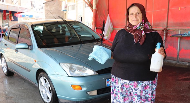 Oto yıkamacı Hülya teyze, oğlunun emanetine sahip çıkıyor