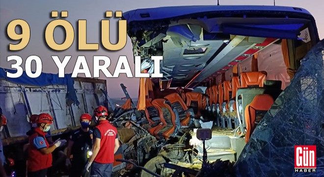 Otobüs TIR'a çarptı; 9 ölü, 30 yaralı