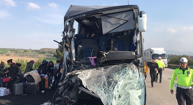 Otobüs, kamyona çarptı: 2 ölü, 6 yaralı