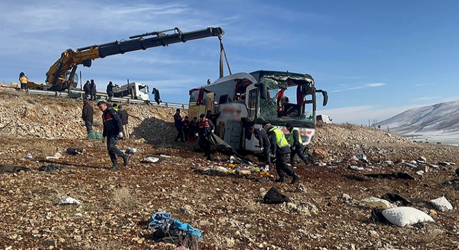 Otobüs kazasında ölen 8 kişiden 3'ü toprağa verildi