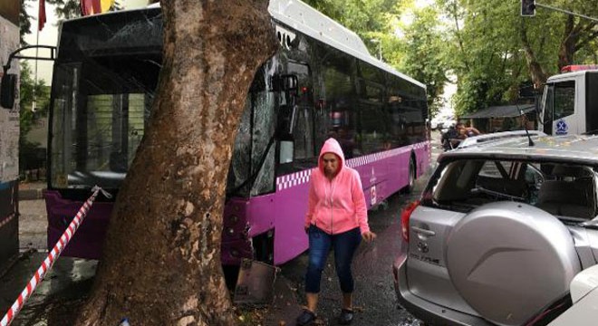 Otobüs önce cipe ardından da ağaca çarptı