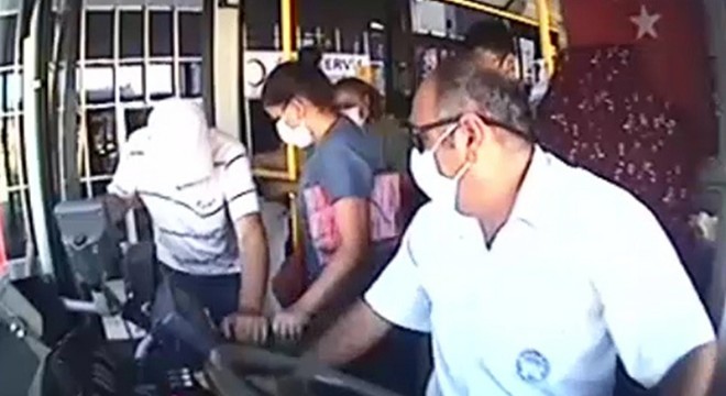 Otobüs şoförü, fenalaşan yolcuyu hastaneye yetiştirdi