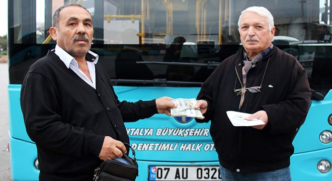 Otobüs şoförü, içinde 18 bin dolar olan çantayı sahibine teslim etti
