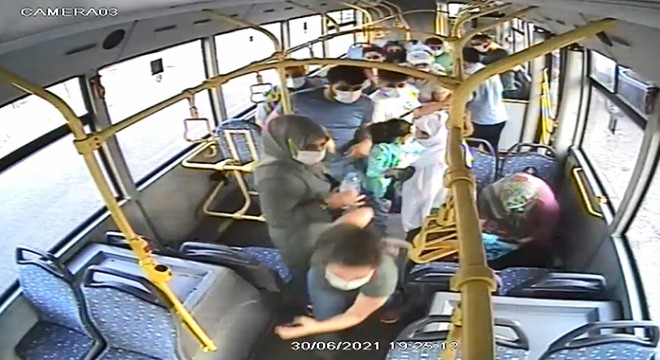 Otobüs şoförü, yangını fark edip 45 yolcuyu indirerek faciayı önledi