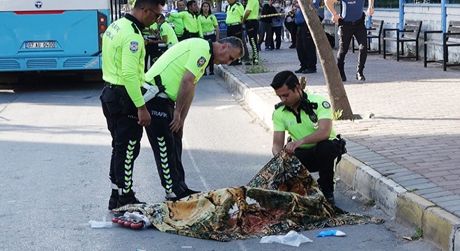 Otobüs altında kalan çocuğun cenazesi, babası tarafından alındı