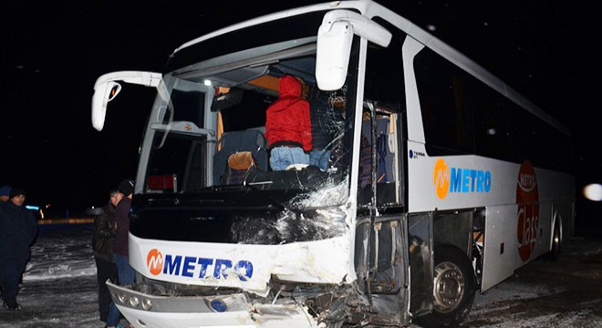 Otobüs ile çarpışan otomobildeki karı- koca öldü