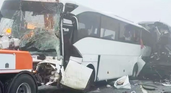 Otobüs ile kamyon çarpıştı: 25 kişi öldü