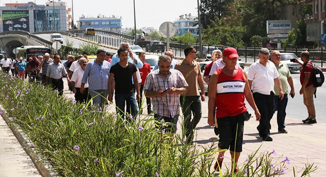 Otobüsçüler alacakları için Büyükşehir'e yürüdü