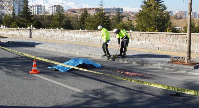 Otobüse binmek isterken altında kalarak öldü