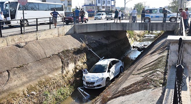 Otobüse çarpıp kanala düşen otomobilin sürücüsü hafif yaralandı