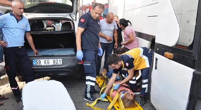 Otobüsle, otomobil arasına sıkışan kadın yaralandı
