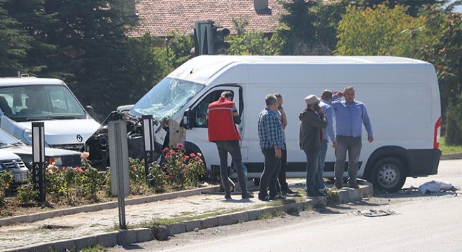 Otobüsle minibüs çarpıştı: 1 yaralı